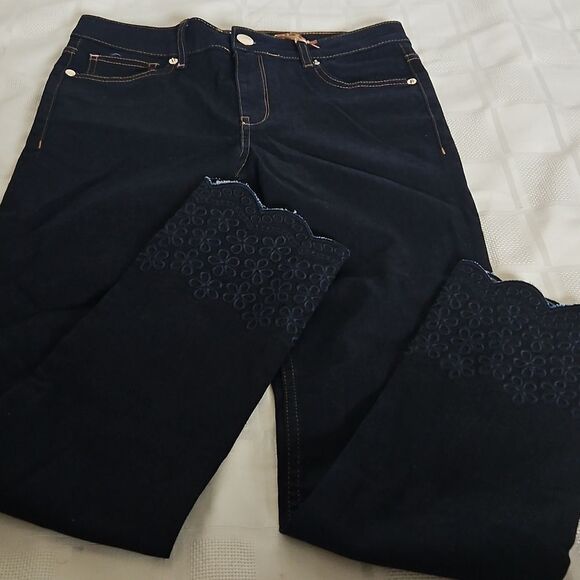 Women's Denim Embroidery Scalloped  Hem Jeans - Picture 14 of 16